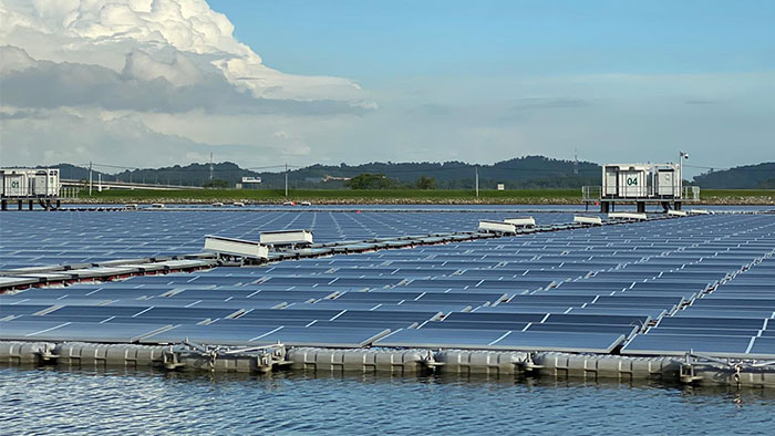 セムコープ・テンゲ水上設置太陽光発電所　シンガポール